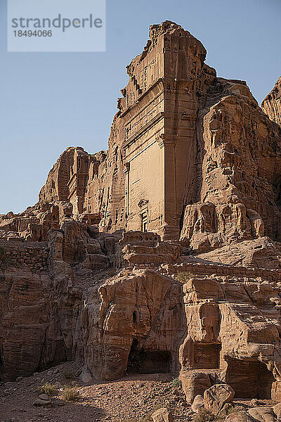 Unayshu-Grab in der verlorenen Stadt Petra bei Sonnenuntergang beleuchtet  Petra  UNESCO-Weltkulturerbe  Jordanien  Naher Osten