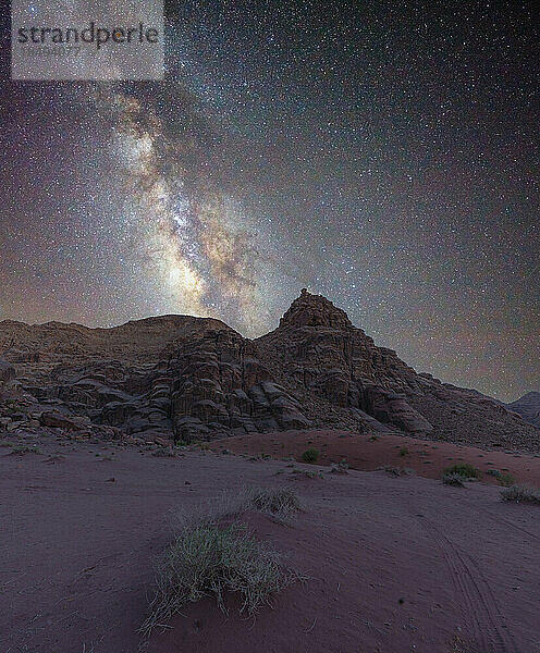 Der Kern der Milchstraße erhebt sich über einem Gipfel in der Wüste Wadi Rum  Jordanien  Naher Osten