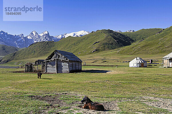 Einsame Holzhütte in der Nähe des alpinen Kol-Suu (Kel-Suu)-Sees  Kurumduk-Tal  Provinz Naryn  Kirgisistan  Zentralasien  Asien