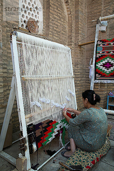 Frau beim Weben  Werkstatt für Kelimweberei  Ichon Qala (Itchan Kala)  UNESCO-Weltkulturerbe  Chiwa  Usbekistan  Zentralasien  Asien