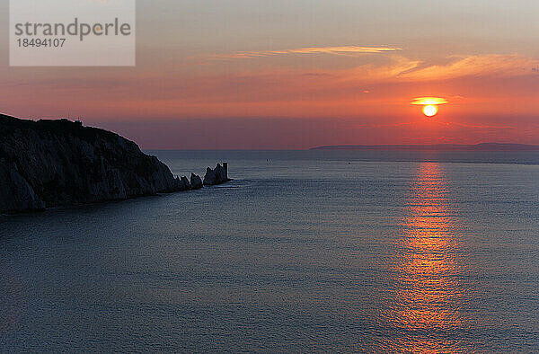 Sonnenuntergang über den Needles von Alum Bay  Isle of Wight  England  Vereinigtes Königreich  Europa