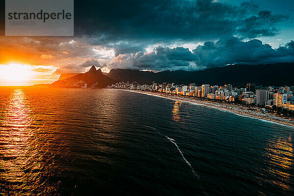 Drohnenansicht der Strände Ipanema und Leblon bei Sonnenuntergang  Rio de Janeiro  Brasilien  Südamerika