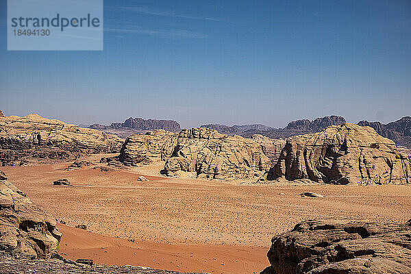 Rote Sandebene und einige felsige Berge  Wadi Rum  Jordanien  Naher Osten
