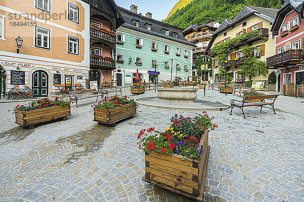 Marktplatz mit Blumenkästen in den frühen Morgenstunden  Hallstatt  Österreich  Europa