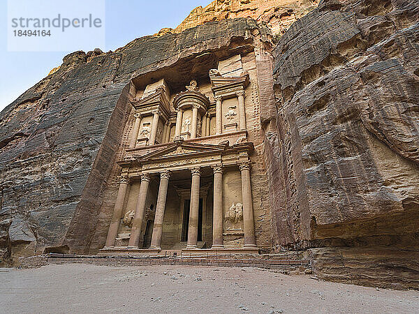 Die Schatzkammer (El Khazneh)  in den Fels des Berges gehauenes Monument  Petra  UNESCO-Weltkulturerbe  Jordanien  Naher Osten