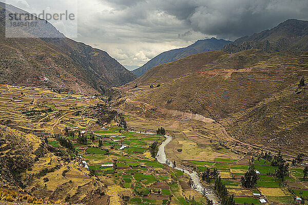 Landwirtschaftliche Felder in den Anden  nahe Pitumarca  Cusco  Peru  Südamerika