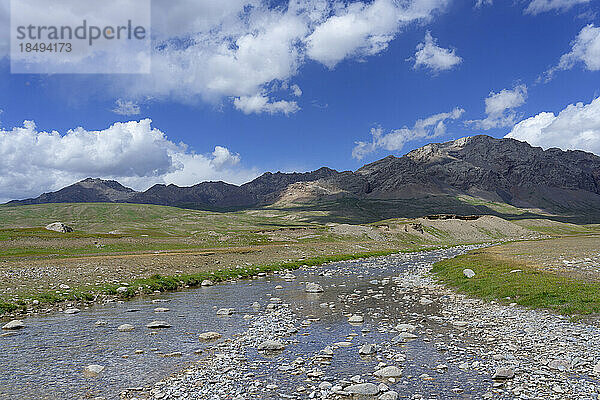 Berglandschaft  Tian Shan-Gebirge an der chinesischen Grenze  Provinz Naryn  Kirgisistan  Zentralasien  Asien