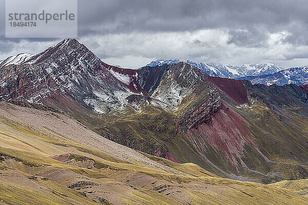 Berge in der Nähe des Regenbogenbergs (Vinicunca)  Cusco  Peru  Südamerika