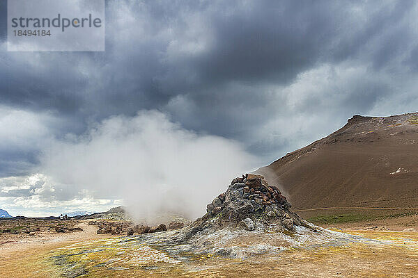 Rauchende Fumarole  Namafjall Hverir  Island  Polarregionen