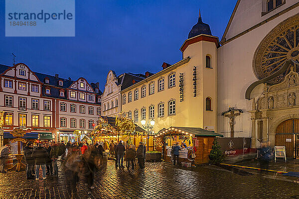 Blick auf den Weihnachtsmarkt auf dem Jesuitenplatz im historischen Stadtzentrum zu Weihnachten  Koblenz  Rheinland-Pfalz  Deutschland  Europa