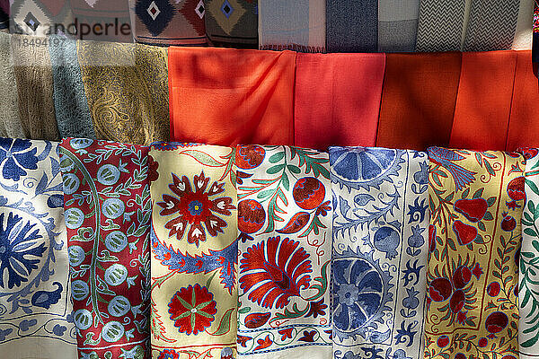 Textilien zum Verkauf  Ichon Qala  UNESCO-Weltkulturerbe  Chiwa  Usbekistan  Zentralasien  Asien
