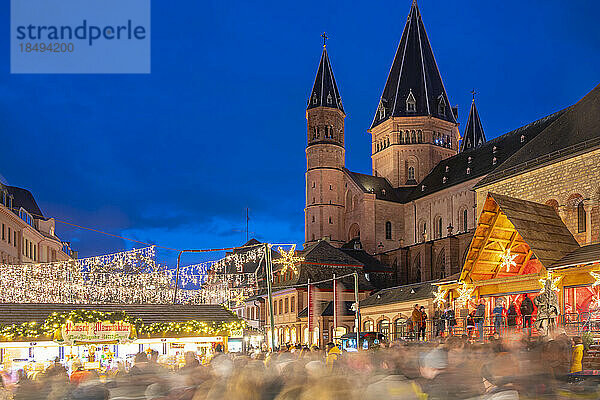 Blick auf Weihnachtsmarkt und Dom auf dem Domplatz  Mainz  Rheinland-Pfalz  Deutschland  Europa