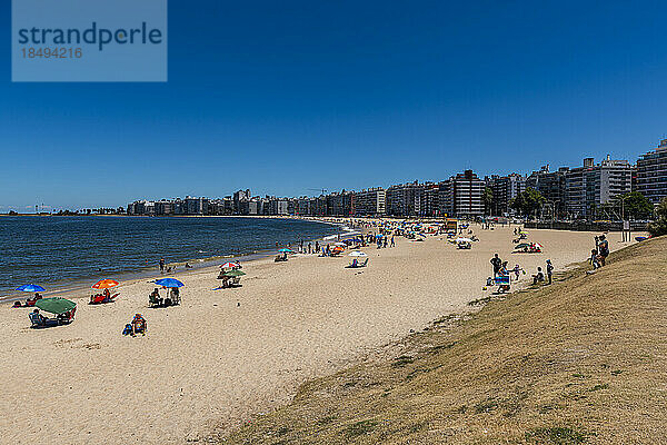 Strand in der Innenstadt von Montevideo  Uruguay  Südamerika