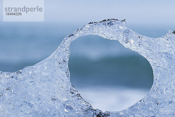 Detail von Eis gegen Meer  Diamantstrand in der Nähe der Gletscherlagune Jokulsarlon  Island  Polarregionen