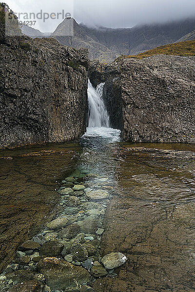 Wasserfall bei Fairy Pools  Isle of Skye  Innere Hebriden  Schottland  Vereinigtes Königreich  Europa