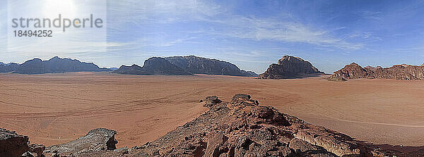 Weites Panorama der Ebene der Wüste Wadi Rum  Jordanien  Naher Osten