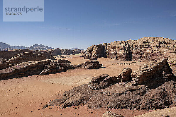Roter Sand und Felsen in der Wüste Wadi Rum  Jordanien  Naher Osten