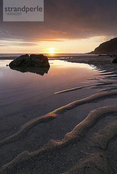 Schöner Sonnenuntergang an einem einsamen Holywell Beach  Cornwall  England  Vereinigtes Königreich  Europa