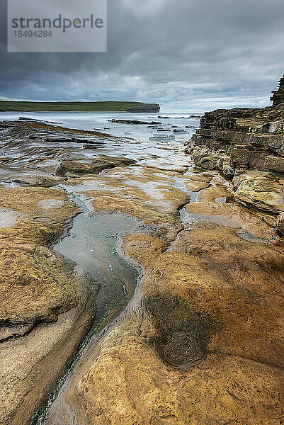 Alte rote Sandsteinfelsen in der Bucht von Skaill  Mainland  Orkney-Inseln  Schottland  Vereinigtes Königreich  Europa