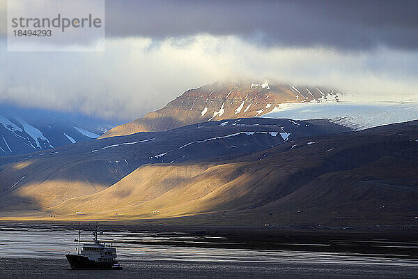 Die Berge von Svalbard von Longyearbyen aus  Norwegen  Skandinavien  Europa