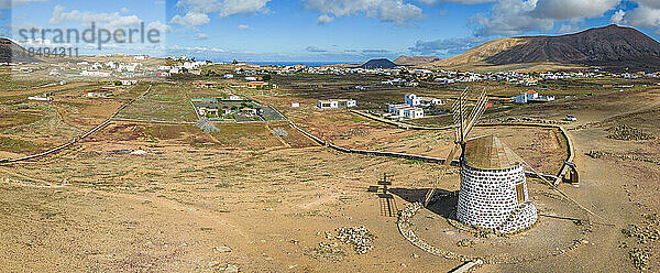 Luftaufnahme einer Windmühle und der umgebenden Landschaft  Fuerteventura  Kanarische Inseln  Spanien  Atlantik  Europa