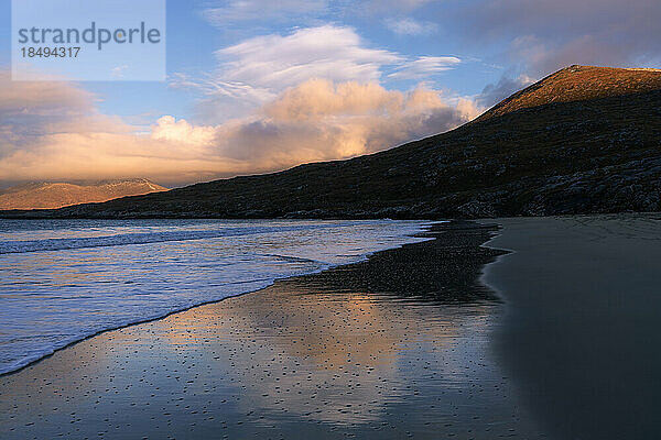 Luskentyre Strand bei Sonnenuntergang  Isle of Harris  Äußere Hebriden  Schottland  Vereinigtes Königreich  Europa