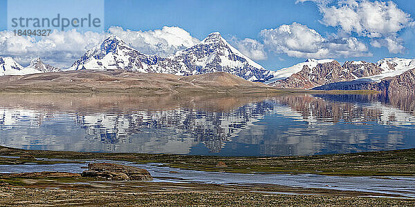Der Gipfel des Pik Dankova spiegelt sich im Wasser  Tian Shan-Gebirge an der chinesischen Grenze  Provinz Naryn  Kirgisistan  Zentralasien  Asien