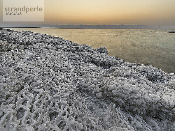 Trockene Salzverkrustungen am Ufer des Toten Meeres  in der Abenddämmerung  Jordanien  Naher Osten