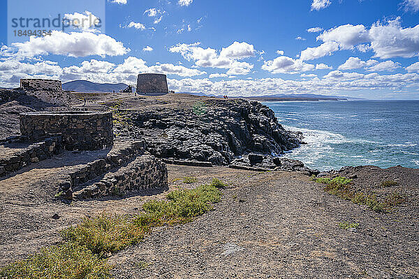 Blick auf die Burg El Toston und den Atlantischen Ozean an einem sonnigen Tag  El Cotillo  Fuerteventura  Kanarische Inseln  Spanien  Atlantik  Europa