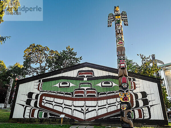 Totempfähle der Ureinwohner und Big House  Thunderbird Park  Vancouver Island  neben dem Royal British Columbia Museum  Victoria  British Columbia  Kanada  Nordamerika