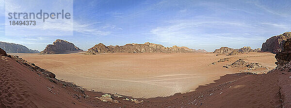 Weites Panorama der Ebene der Wüste Wadi Rum  Jordanien  Naher Osten