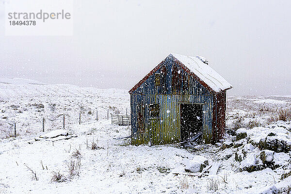 Ein alter verlassener Schuppen an einem verschneiten Wintertag  Isle of Harris  Äußere Hebriden  Schottland  Vereinigtes Königreich  Europa