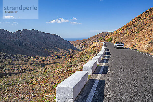 Blick auf eine Straße durch die Landschaft bei Vega de Rio Palmas  Betancuria  Fuerteventura  Kanarische Inseln  Spanien  Atlantik  Europa