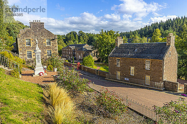 Robert Owens Haus und Kriegsdenkmal  New Lanark  UNESCO-Weltkulturerbe  Lanarkshire  Schottland  Vereinigtes Königreich  Europa