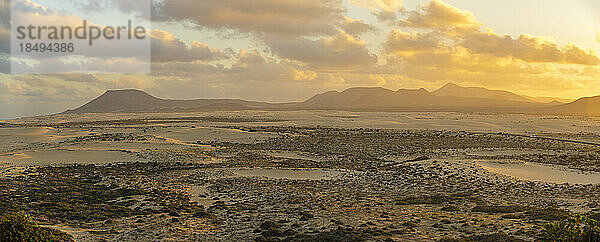 Erhöhter Blick auf Sanddünen und Berge bei Sonnenuntergang  Naturpark Corralejo  Fuerteventura  Kanarische Inseln  Spanien  Atlantik  Europa