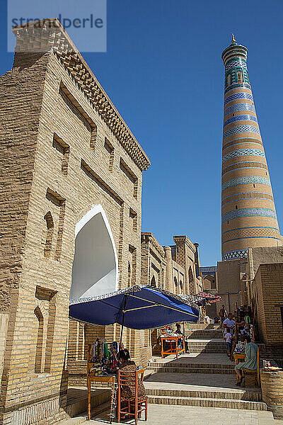 Einkaufsstraße  Islam Khoja Minarett im Hintergrund  Ichon Qala (Itchan Kala)  UNESCO Weltkulturerbe  Chiwa  Usbekistan  Zentralasien  Asien