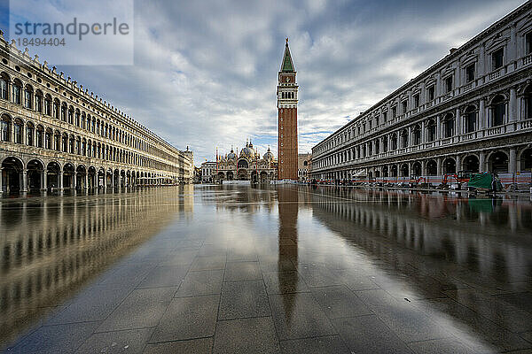 Gespiegelte Ansicht des Markusplatzes und des Campanile  San Marco  Venedig  UNESCO-Weltkulturerbe  Venetien  Italien  Europa