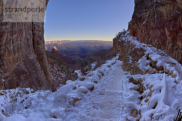 Ein Winter-Sonnenaufgang Blick auf Grand Canyon Arizona von Bright Angel Trail auf dem South Rim kurz nach dem zweiten Tunnel  Grand Canyon National Park  UNESCO-Weltkulturerbe  Arizona  Vereinigte Staaten von Amerika  Nordamerika