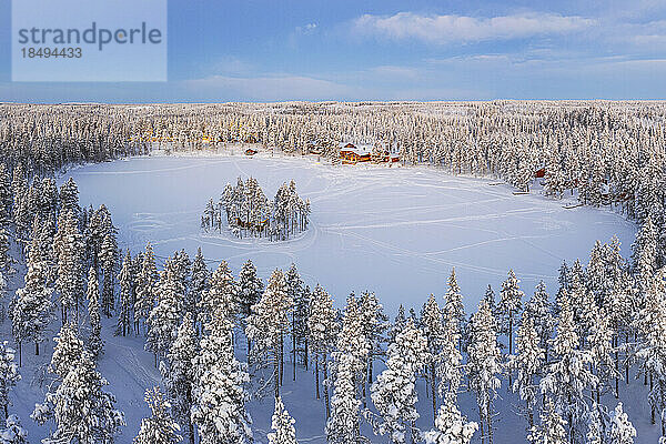 Luftaufnahme eines touristischen Wintersportortes im schneebedeckten Wald und dem zugefrorenen See in Kangos  Pajala  Norrbotten  Norrland  Lappland  Schweden  Skandinavien  Europa