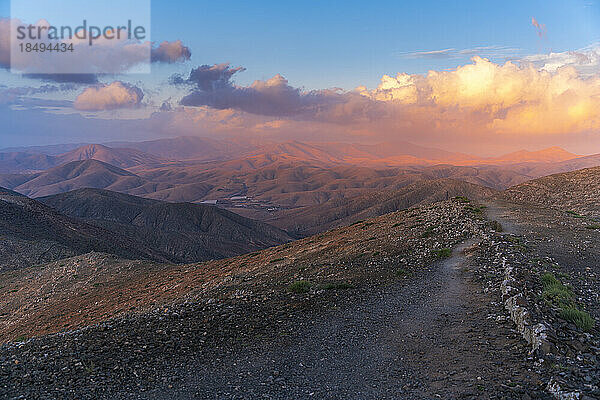 Blick auf Landschaft und Berge vom Astronomischen Aussichtspunkt Sicasumbre bei Sonnenuntergang  Pajara  Fuerteventura  Kanarische Inseln  Spanien  Atlantik  Europa