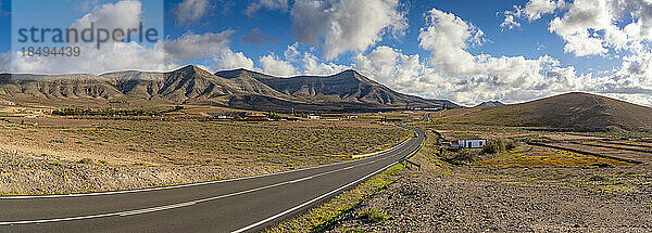 Blick auf kurvenreiche Straße und Landschaft bei Antigua  Antigua  Fuerteventura  Kanarische Inseln  Spanien  Atlantik  Europa