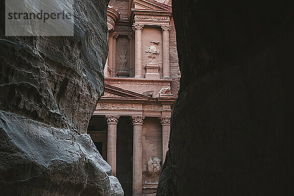 Die Schatzkammer von Petra (El Khazneh)  teilweise versteckt  zeigt sich am Ende der Siq-Schlucht  Petra  UNESCO-Weltkulturerbe  Jordanien  Naher Osten