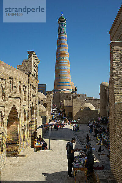 Einkaufsstraße  Islam Khoja Minarett im Hintergrund  Ichon Qala (Itchan Kala)  UNESCO Weltkulturerbe  Chiwa  Usbekistan  Zentralasien  Asien