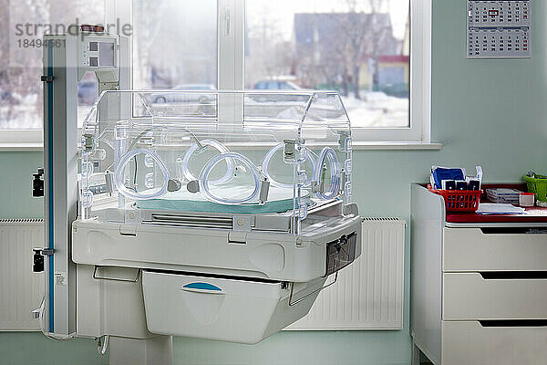 Die Intensivstation  die Spezialstation eines Kinderkrankenhauses  ein Inkubatorbett  die Neugeborenenpflege.