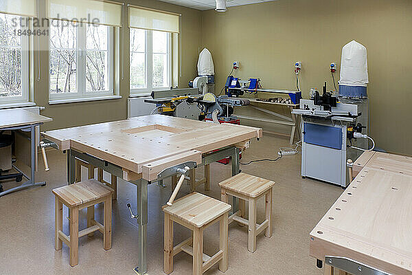 Ein Schulklassenzimmer mit Holzbearbeitungsgeräten  Maschinen und lichttechnischen Geräten für die Berufsausbildung.
