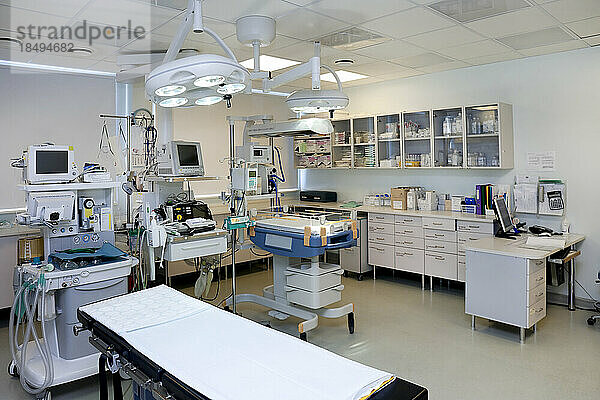 Intensivstation  Kinderklinik der Universität Tartu  ein modernes Krankenzimmer mit einem Behandlungsbett und einem Inkubatorbett.