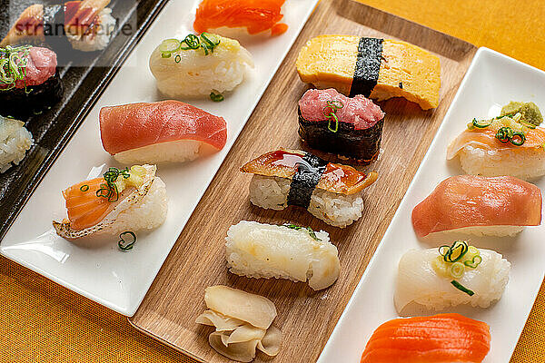 Sushi-Platte  eine Auswahl an rohem Fisch und Reissnacks mit Stäbchen.