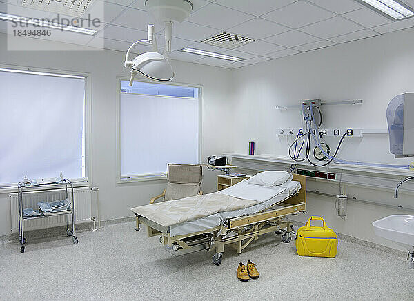 Die Intensivstation oder Intensivstation einer Kinderstation im Krankenhaus  ein Familienbett  ein gelber Sack und Schuhe. Universitätskrankenhaus Tartu.