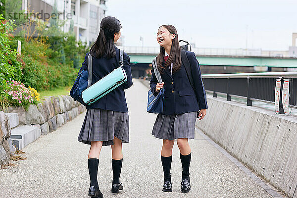 Japanische Oberstufenschüler tragen Uniform