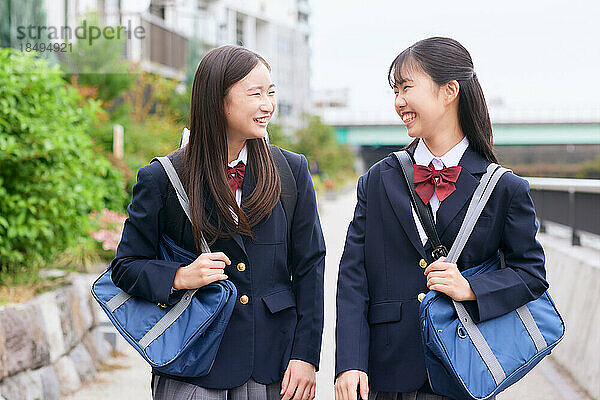 Japanische Oberstufenschüler tragen Uniform